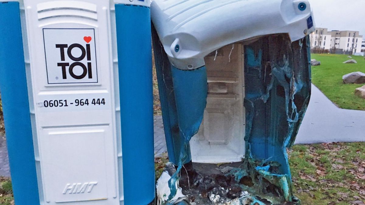 Eine Schande für Deutschland: Immer mehr DIXI-Klos fallen brutalen Brandstiftern zum Opfer
